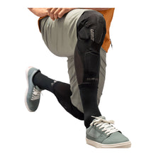 Load image into Gallery viewer, Leatt ReaFlex Knee Guard Ultralite EXT - Black